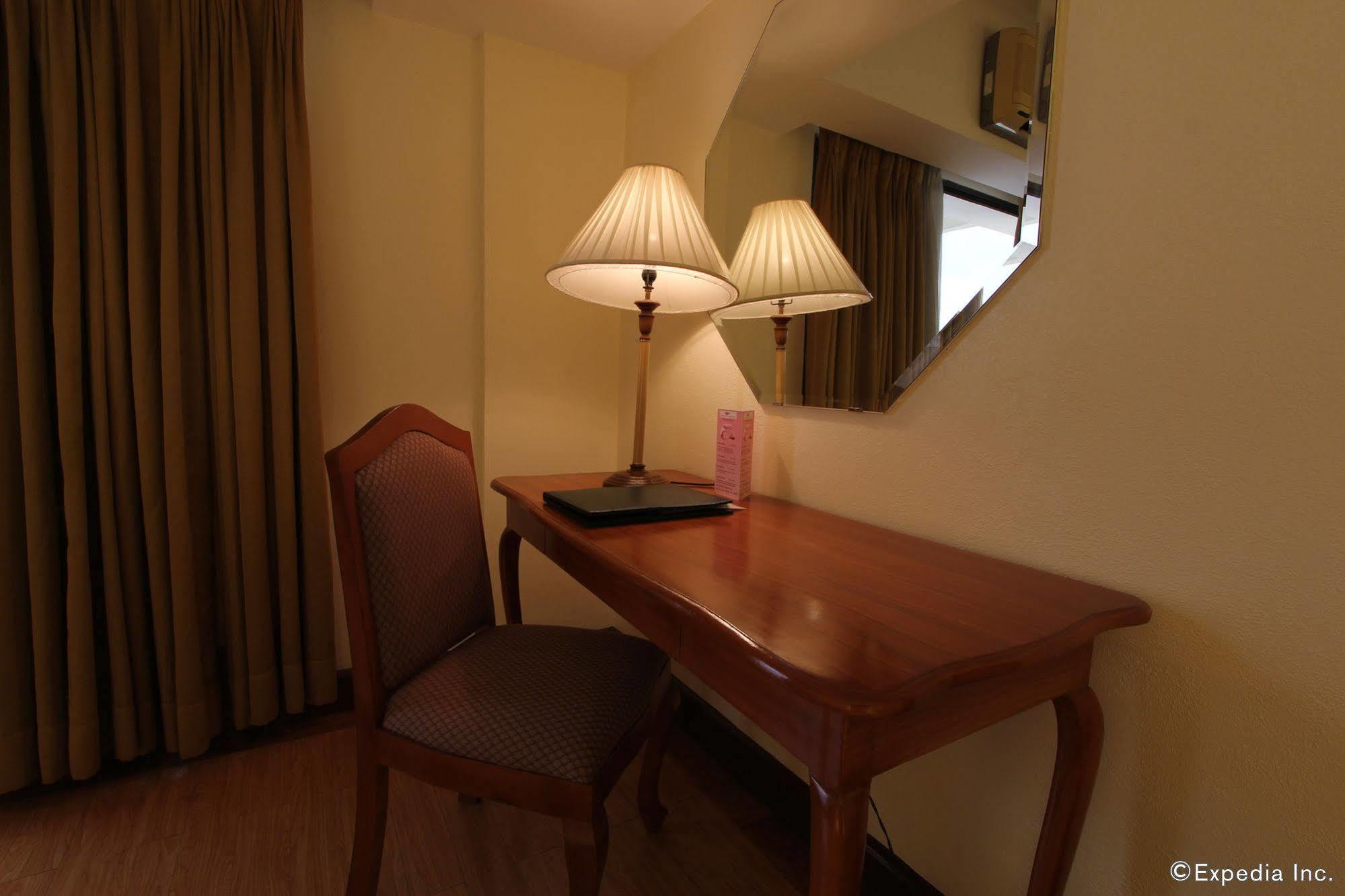 Atrium Hotel Pasay Exterior foto