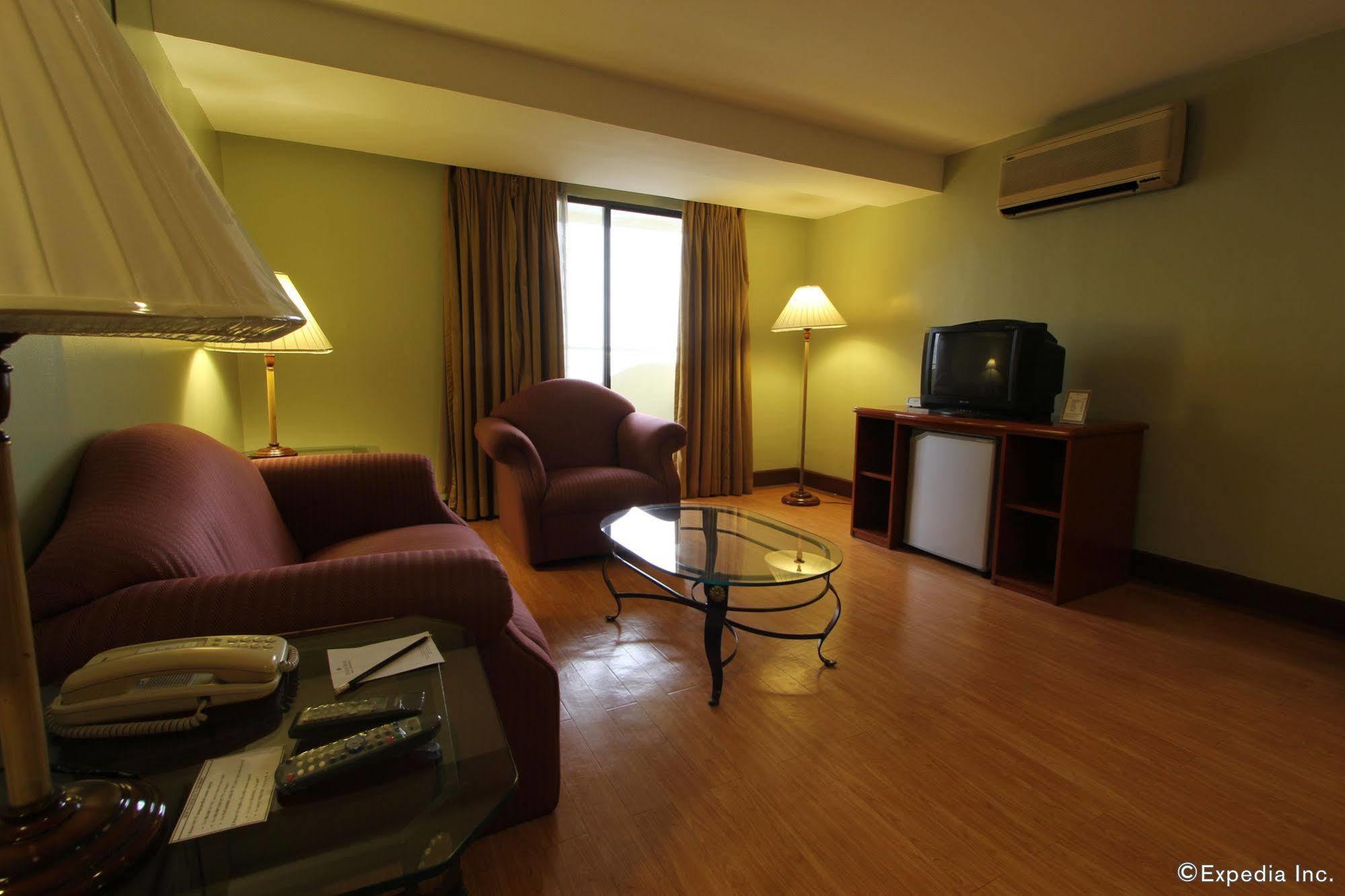 Atrium Hotel Pasay Exterior foto