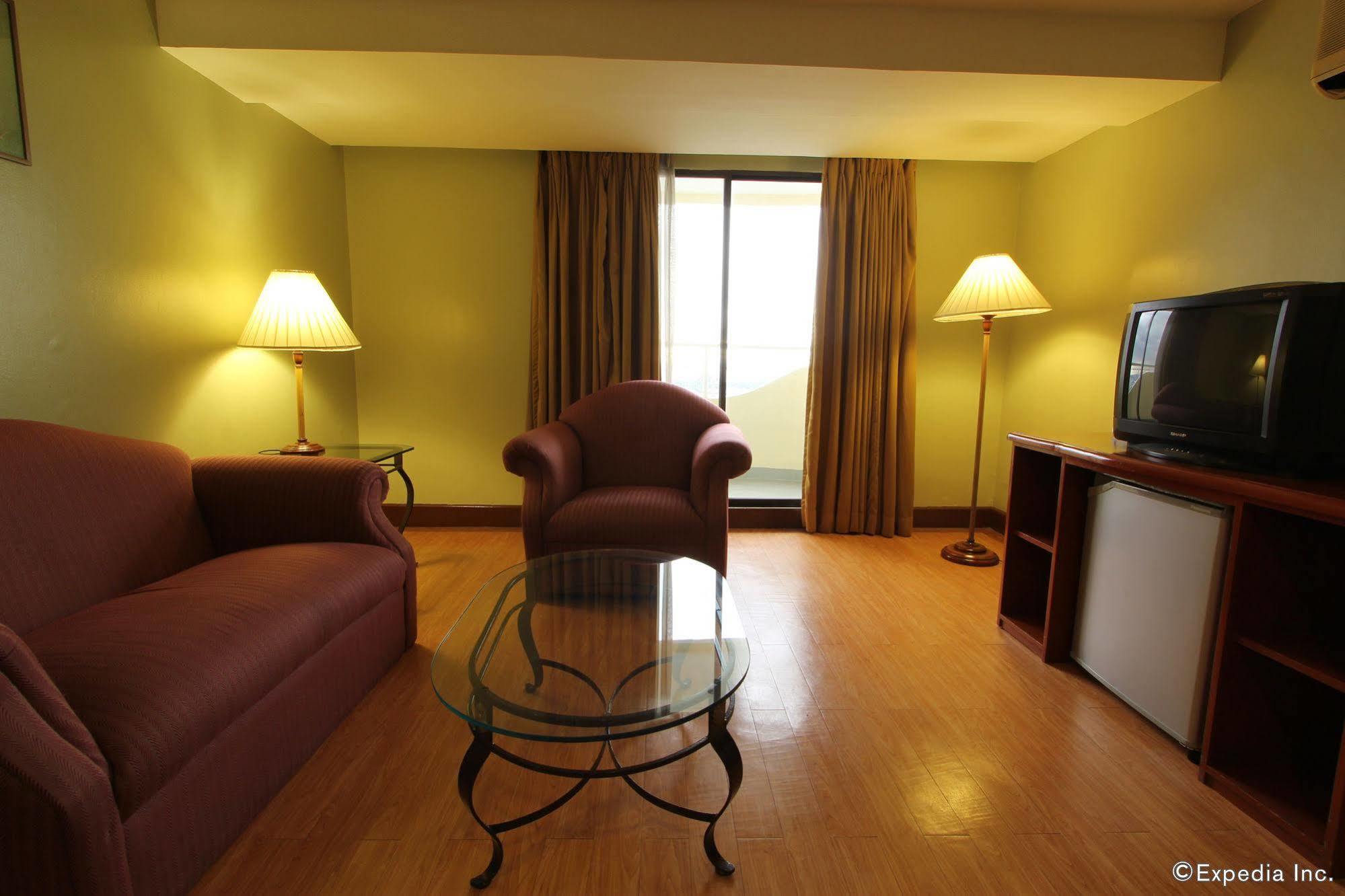 Atrium Hotel Pasay Exterior foto