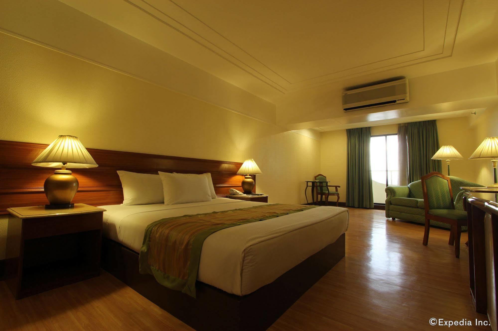 Atrium Hotel Pasay Exterior foto