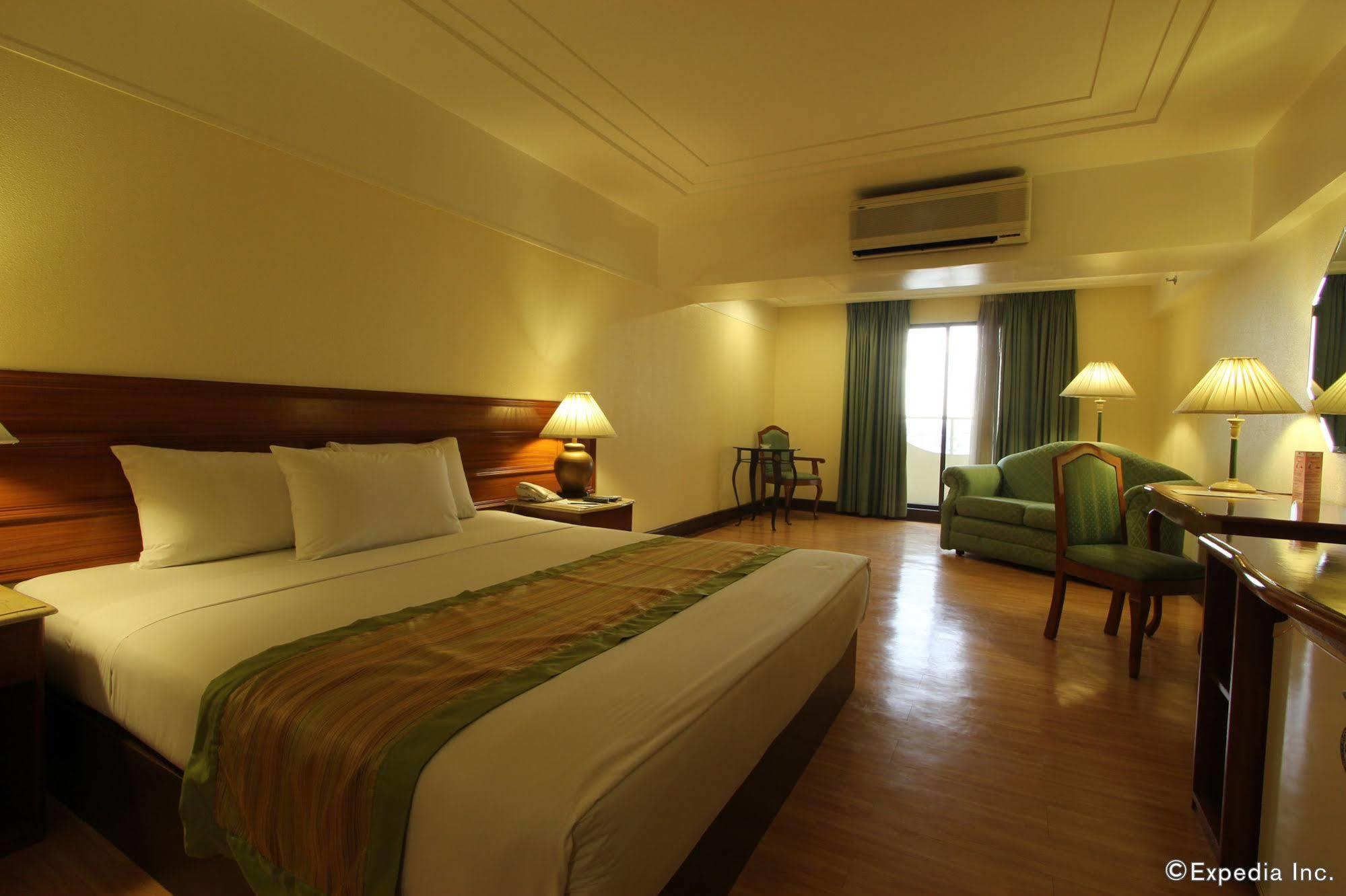 Atrium Hotel Pasay Exterior foto